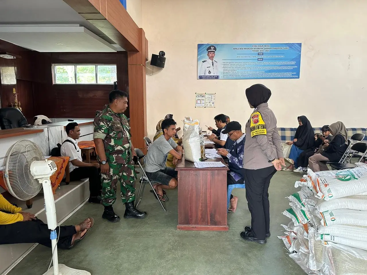 ciamis-police-monitor-rice-aid-distribution-for-682-low-income-families
