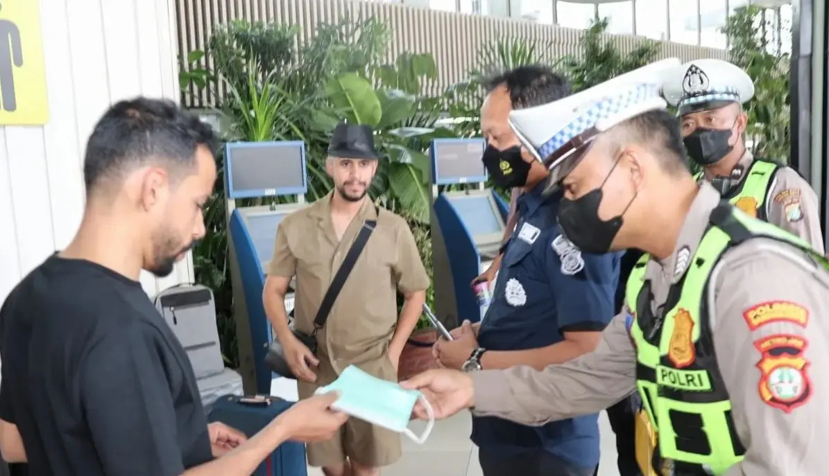 soekarno-hatta-airport-police-provide-free-medical-services-amid-flight-delays