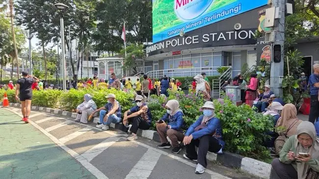 volcanic-ash-reaches-bundaran-hi-menteng-police-issue-mask-warning-during-car-free-day-in-jakarta