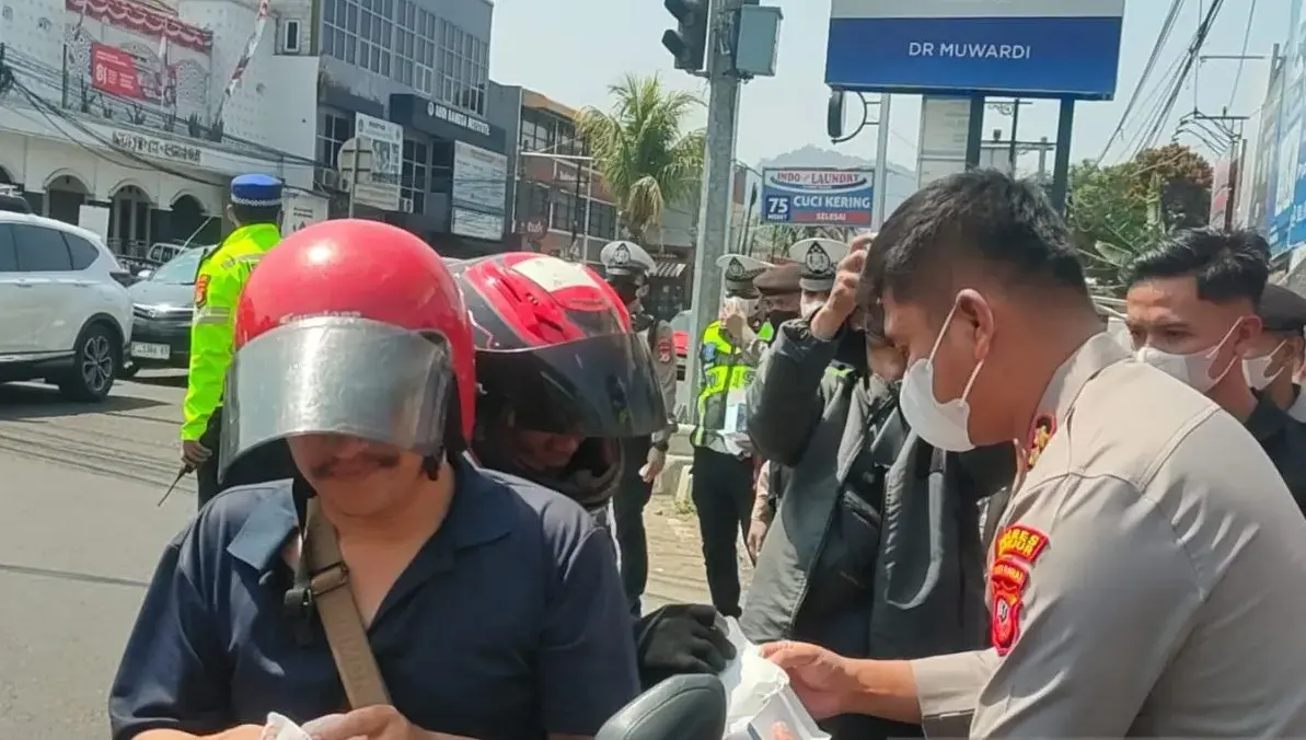 cianjur-police-distribute-2000-face-masks-amid-krakatau-volcanic-ashfall