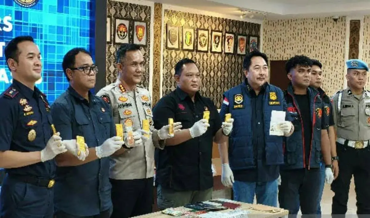 two-chinese-men-arrested-for-attempting-to-smuggle-gold-bars-to-singapore