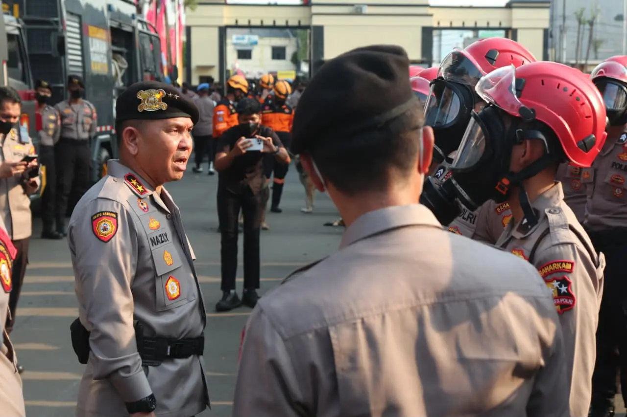 personnel-prepared-for-anticipation-following-mount-anak-krakataus-eruption