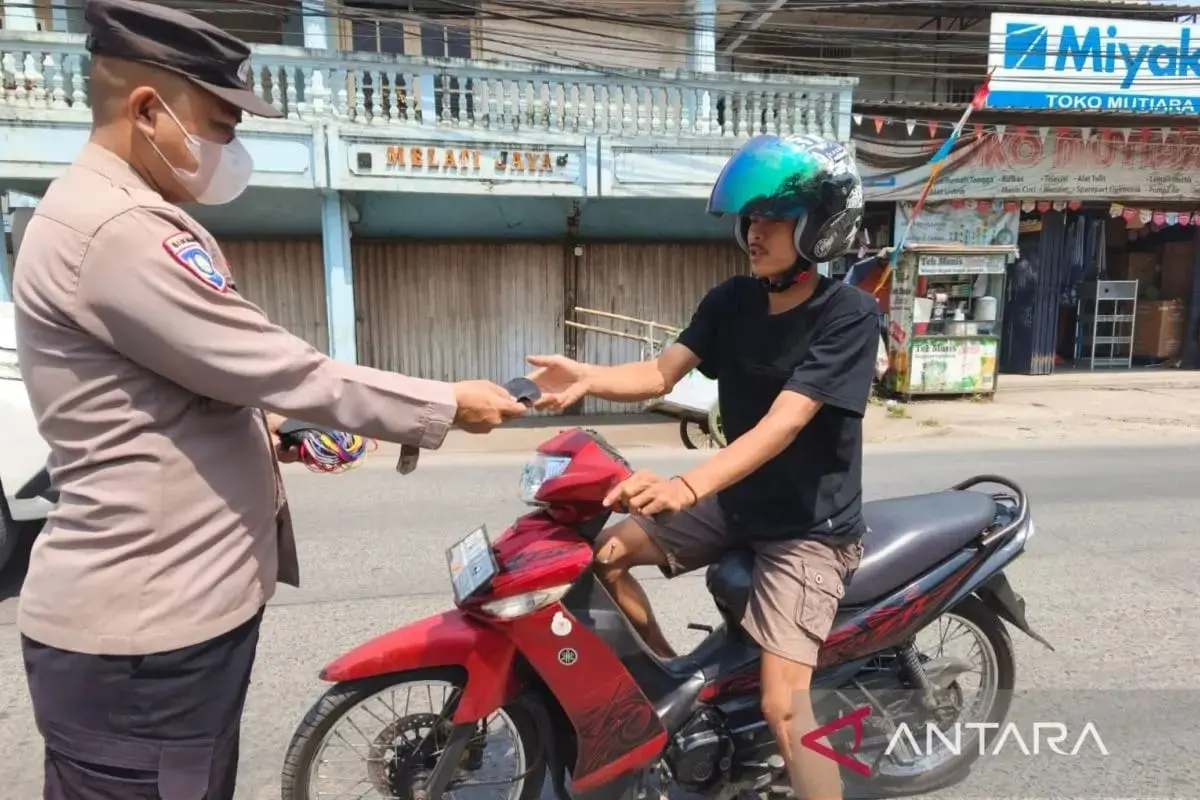 following-the-eruption-of-anak-krakatau-police-distributes-mask-to-public-in-bogor
