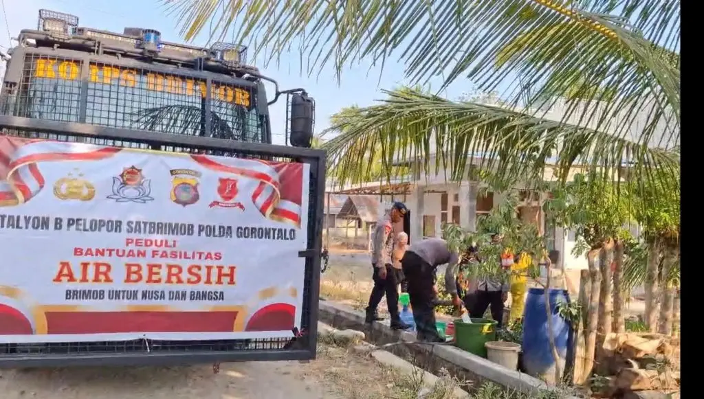 gorontalo-brimob-distributes-5000-liters-of-clean-water-in-west-limboto