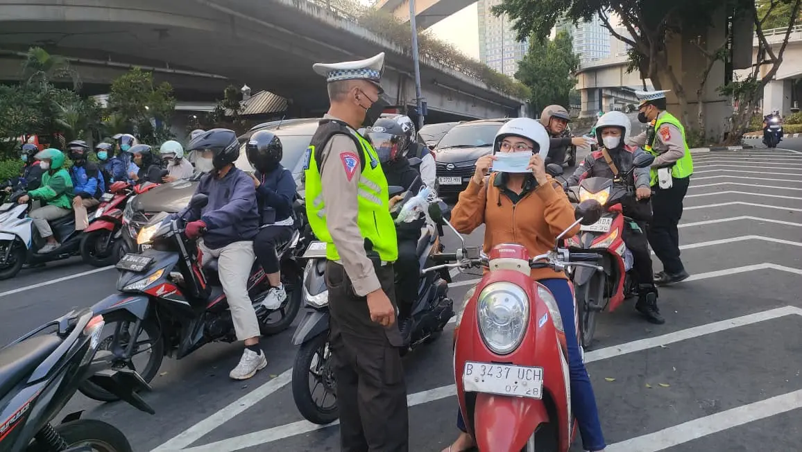 west-jakarta-traffic-police-distribute-masks-across-10-intersections-amid-volcanic-ash