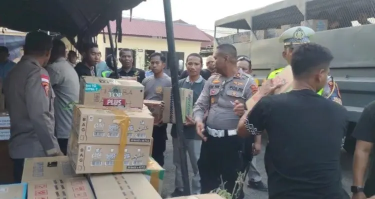 kupang-police-dispatch-two-trucks-of-disaster-aid-to-flores