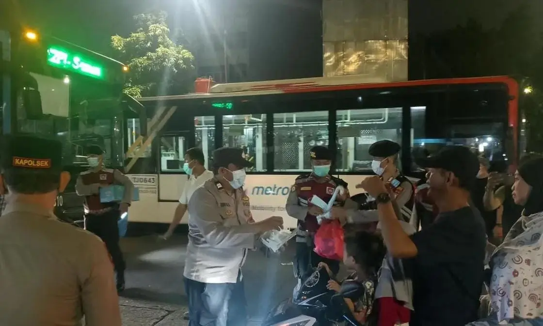 senen-police-distribute-1200-face-masks-amid-krakatau-volcanic-ashfall