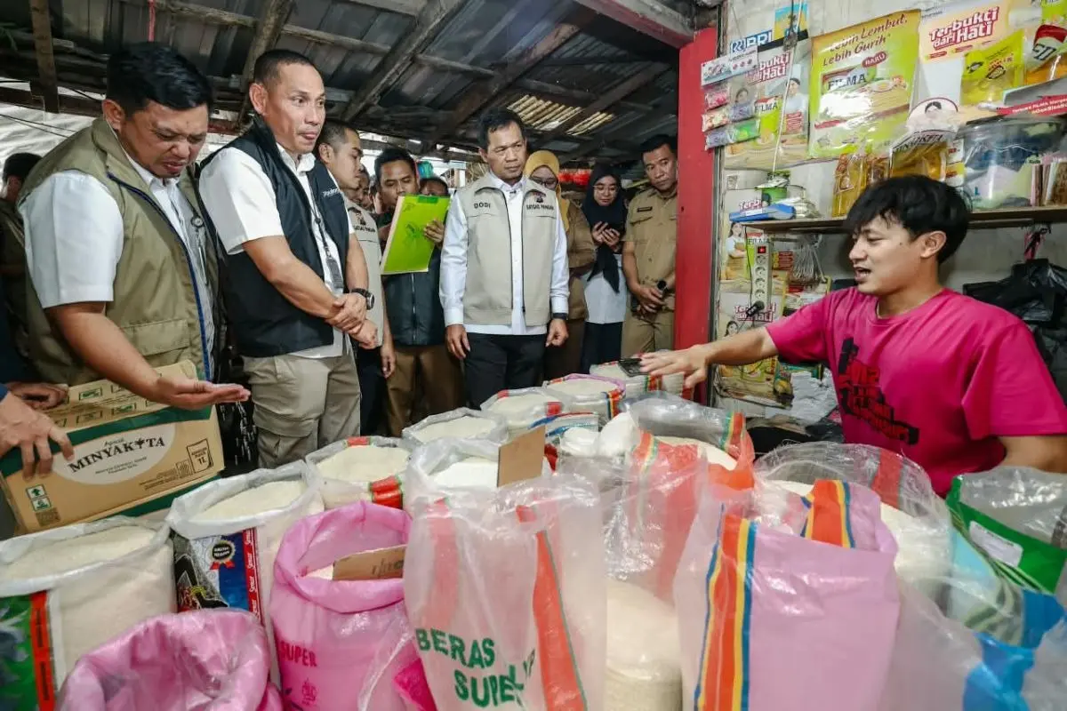 east-java-regional-police-food-task-force-monitors-supply-price-at-pucang-market