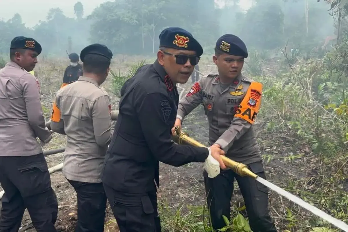 assuring-no-embers-left-behind-police-cool-down-wildfire-site-in-selimau