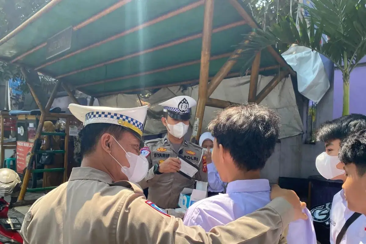 cimahi-police-distribute-masks-to-students-as-mount-anak-krakatau-ashfall-reaches-west-java