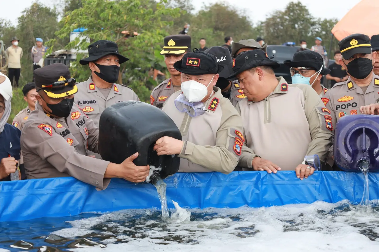 south-kalimantan-police-lead-wildfire-fighting-effort-with-surfactant-innovation