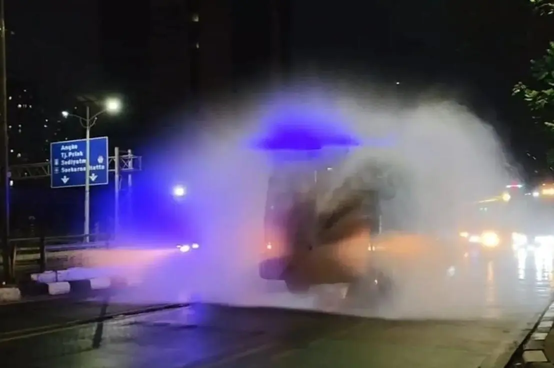 west-jakarta-police-deploy-water-cannon-to-flush-protocol-roads-amid-mount-anak-krakatau-ashfall