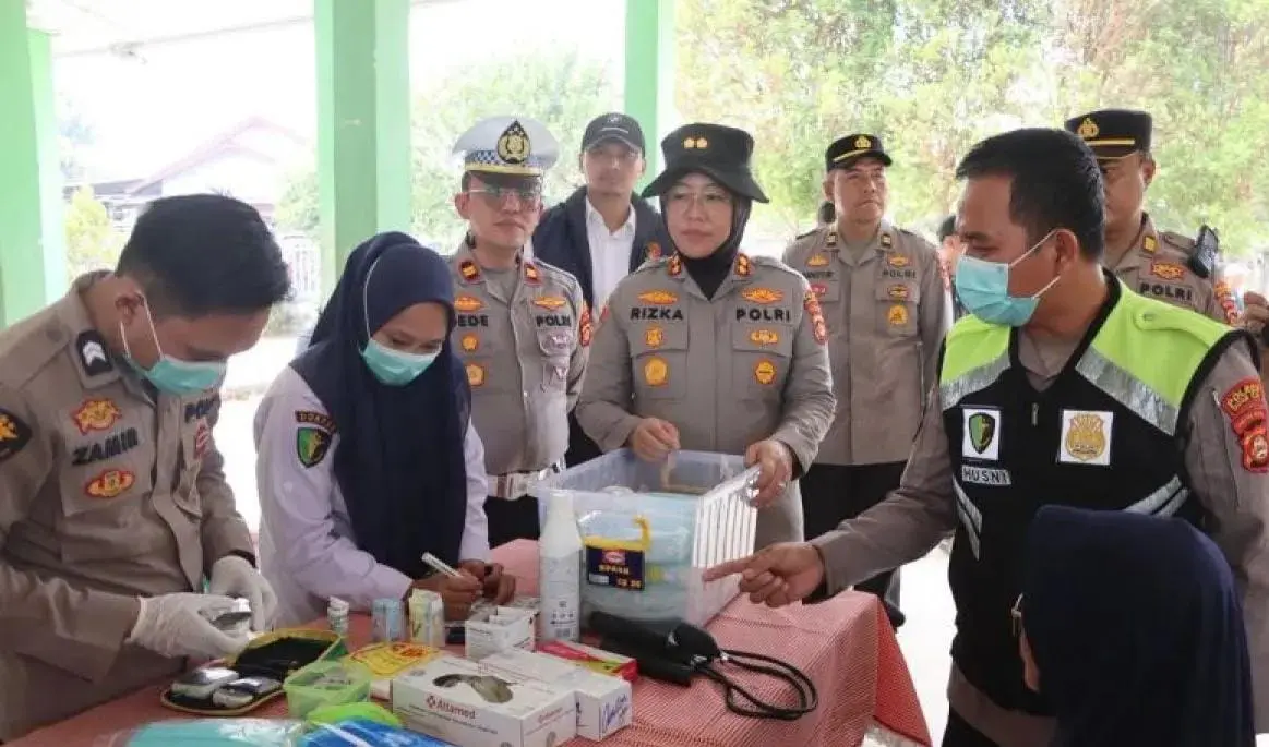ogan-ilir-police-provide-free-healthcare-and-masks-to-combat-wildfire-haze-exposure