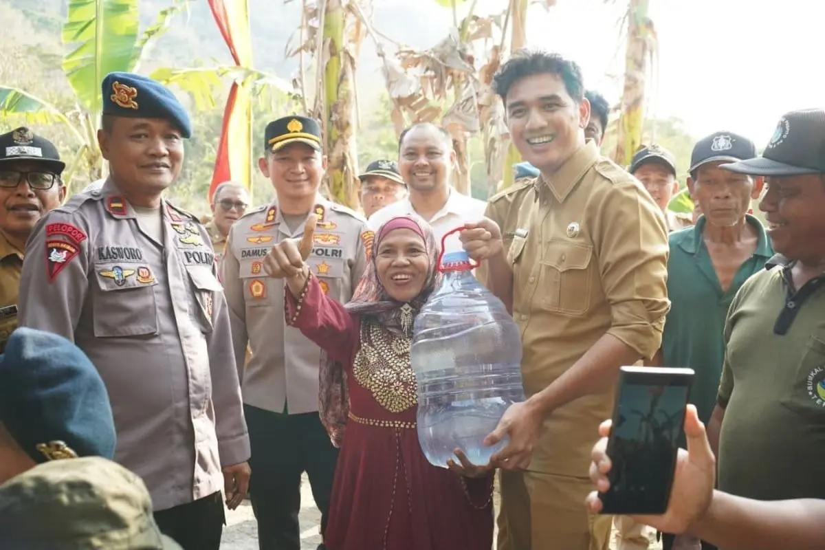 police-present-providing-aid-amidst-the-prolonged-drought-in-yogyakarta