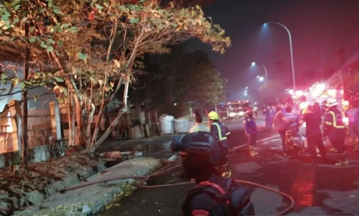 police-moved-swiftly-to-extinguish-the-warehouse-fire-in-lippo-cikarang