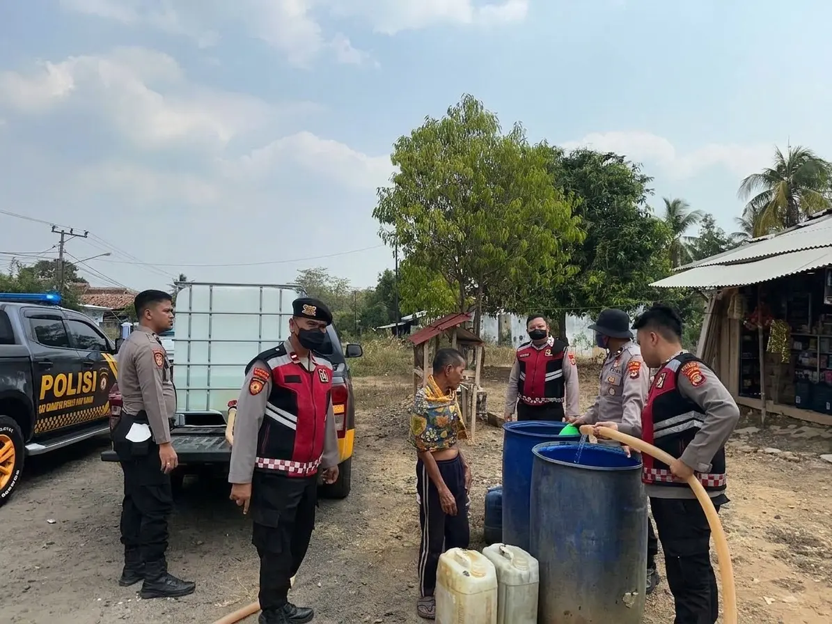 overcoming-droughts-police-provide-clean-water-aid-to-people-in-way-kanan