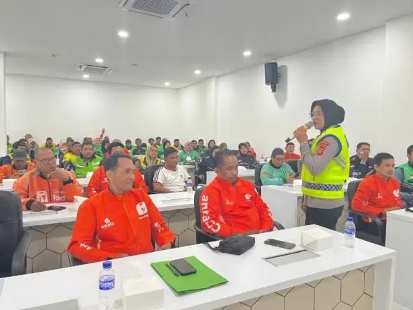 jambi-police-partner-with-motorcycle-taxis-drivers-to-promote-safety-riding