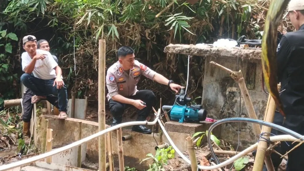 ciamis-police-build-300-meter-pipeline-to-secure-clean-water-supply