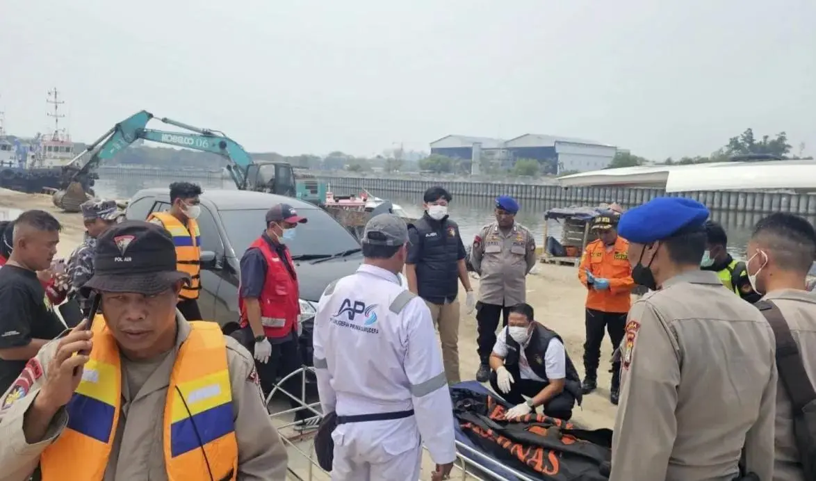 police-investigate-the-fallen-crew-ship-in-marunda-waters