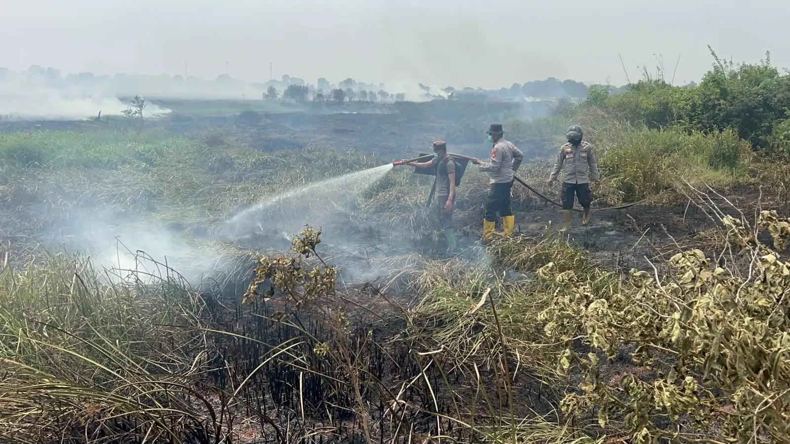 mitigating-land-fire-police-joined-the-extinguishing-effort-in-ogan-ilir