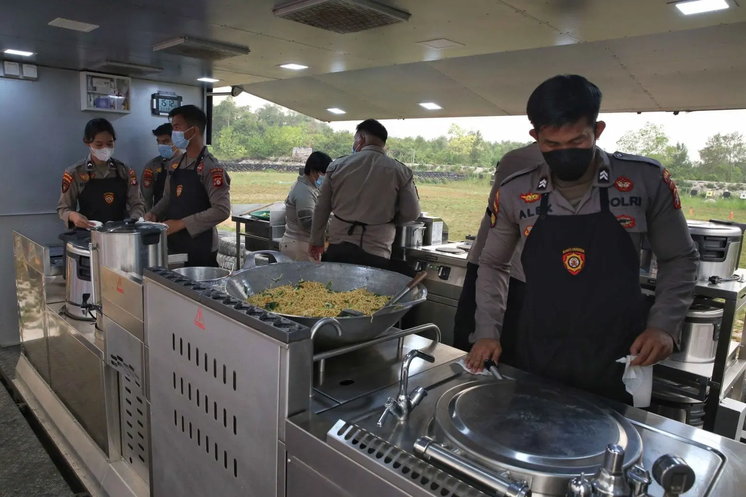 central-kalimantan-police-deploy-mobile-kitchen-for-forest-fire-crews