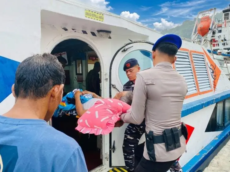 joint-military-and-police-personnel-help-sick-resident-board-transport-vessel-in-anambas-island-riau-islands