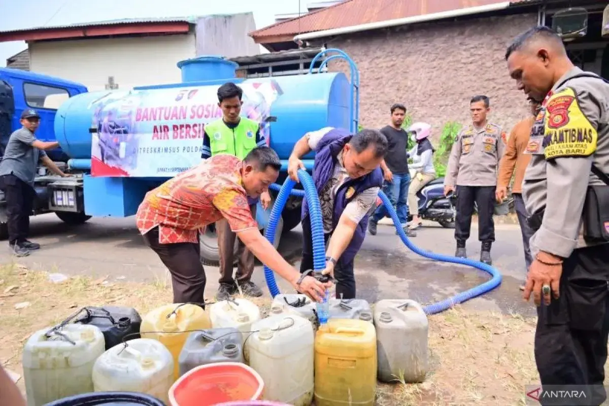 jambi-police-provide-clean-water-and-food-aid-for-drought-victims