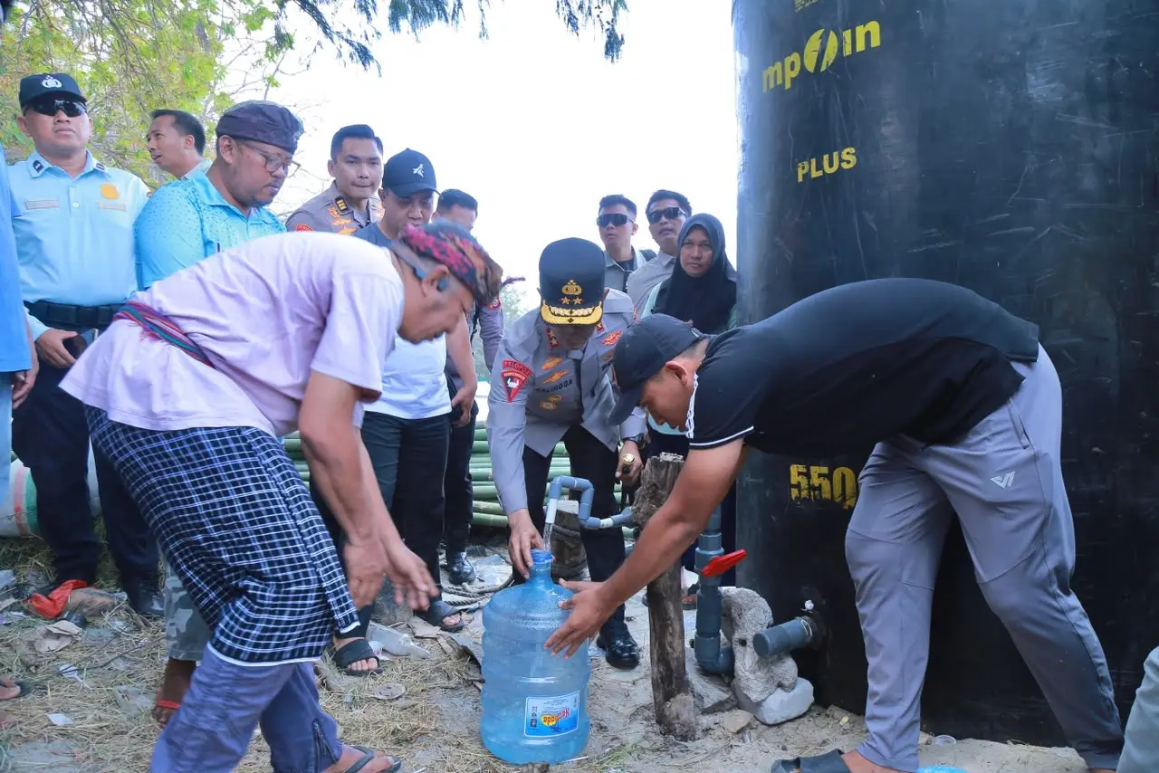west-nusa-tenggara-police-chief-delivers-15000-liters-of-clean-water-to-gili-trawangan