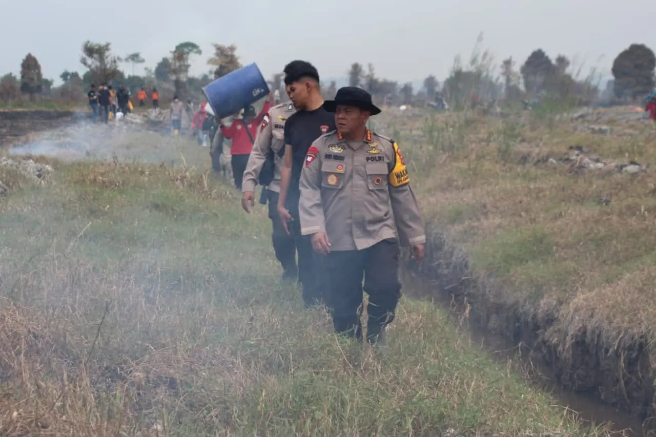 jambi-police-battle-20-hectare-peatland-fire-in-sungai-aur