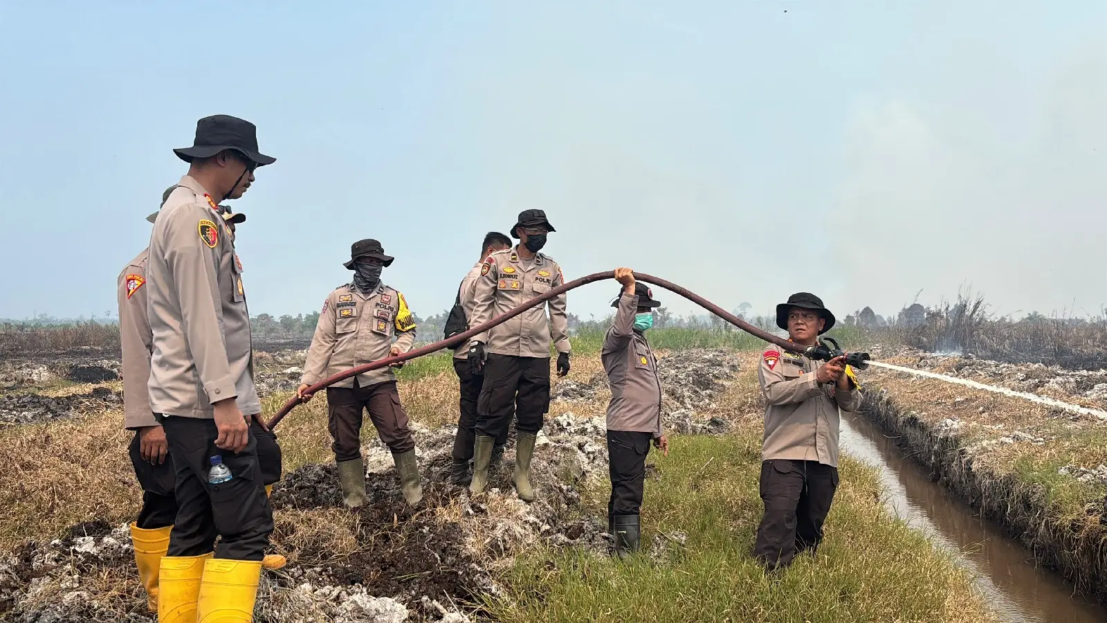 jambi-police-and-joint-emergency-teams-contain-peatland-fire-in-sungai-aur