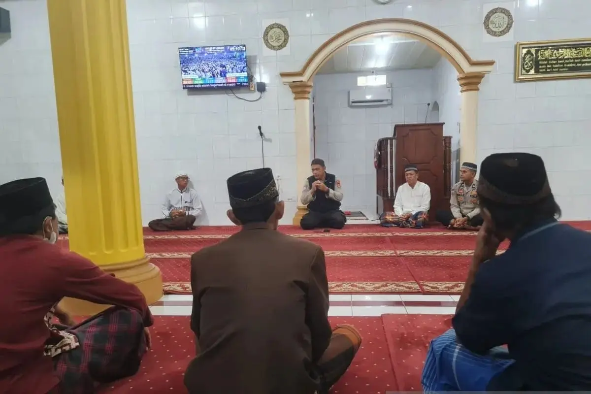 muara-enim-police-deliver-fire-prevention-outreach-via-morning-prayer-services