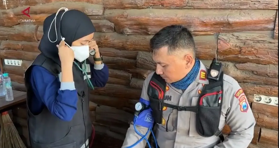 malang-police-medical-team-conducts-health-checks-for-bromo-firefighters