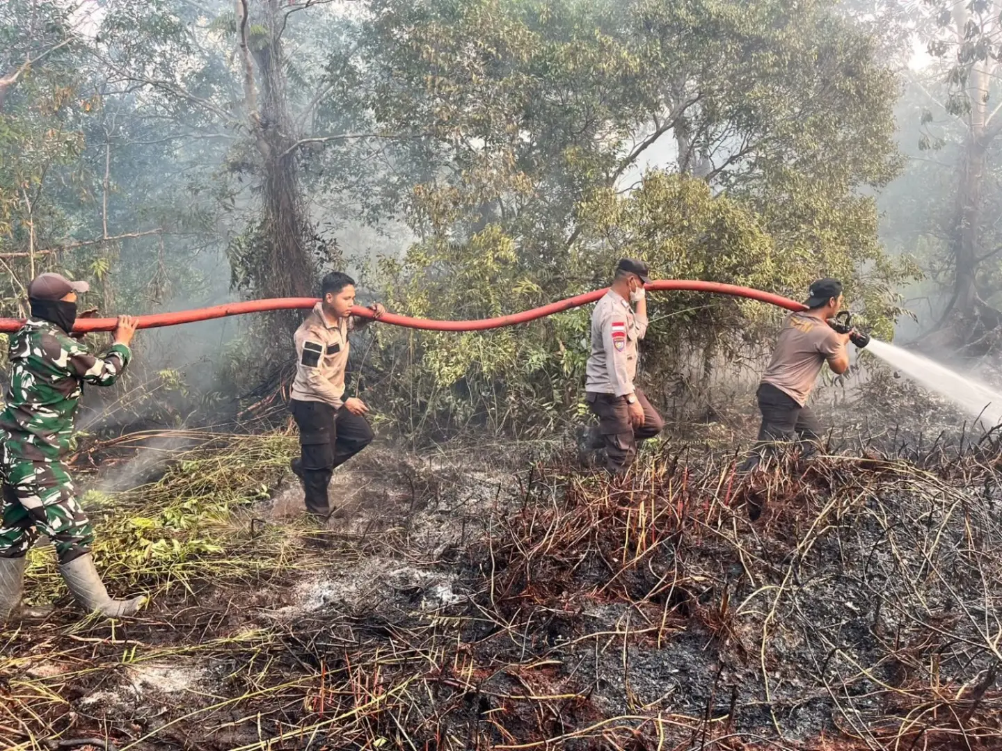 lingga-police-and-joint-team-fight-12-hectare-peatland-fire-in-riau