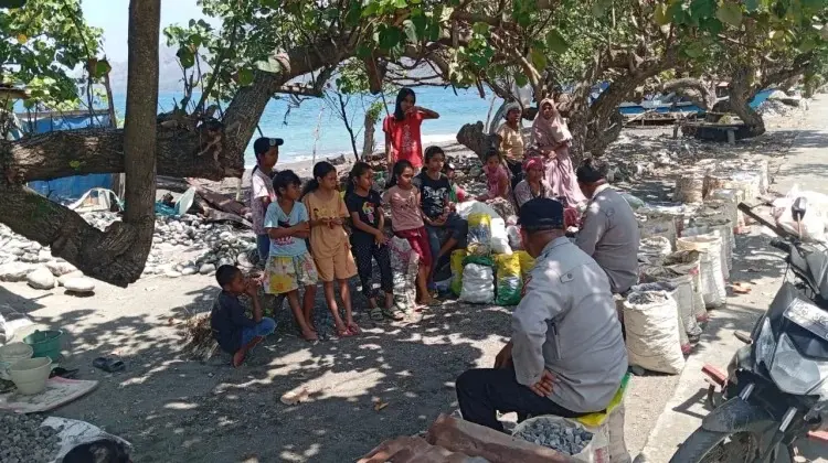 east-nusa-tenggara-police-holds-dialogue-with-earthquake-affected-ende-residents