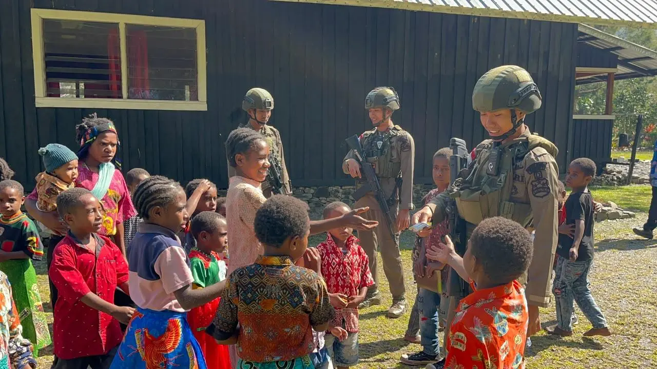 damai-cartenz-task-force-patrol-engages-with-sunday-school-children-in-puncak-jaya