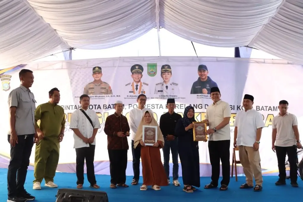 barelang-police-support-distribution-of-1000-rice-packages-in-batam
