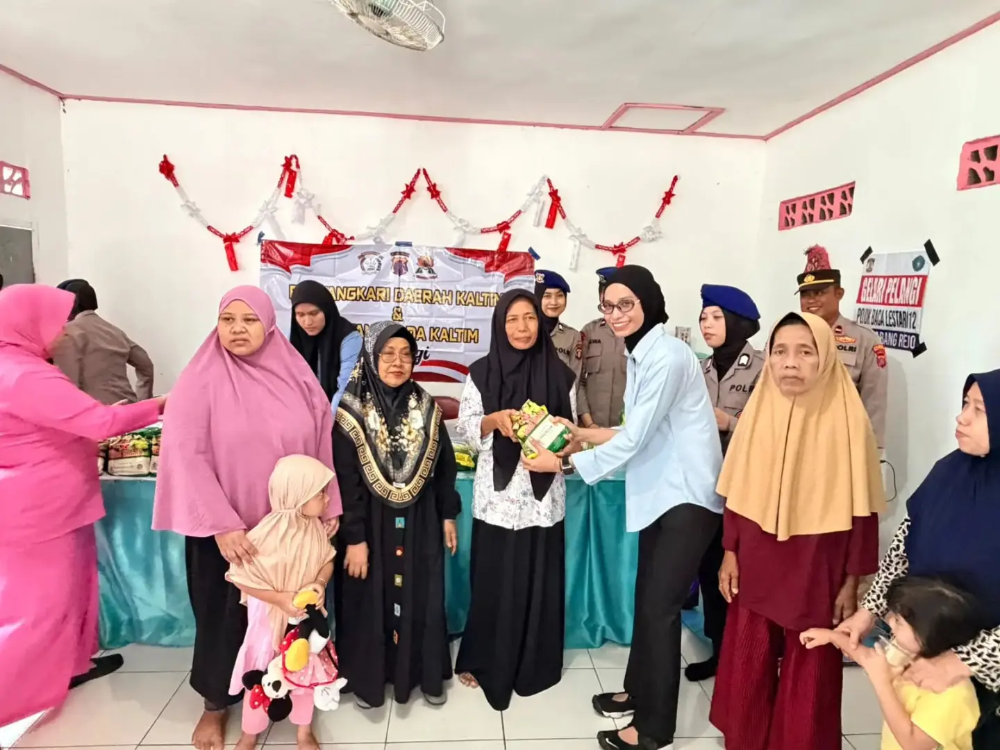 east-kalimantan-police-female-officers-and-bhayangkari-distribute-essential-food-aid