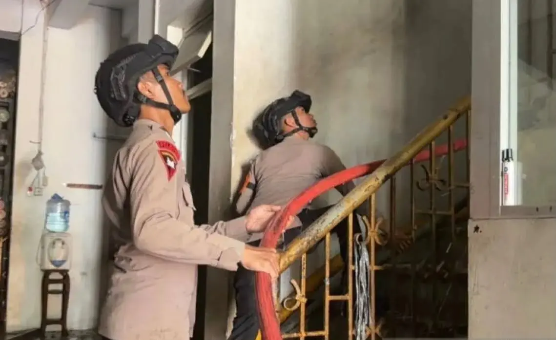 metro-jaya-police-brimob-deploys-armored-water-cannon-for-textile-warehouse-fire
