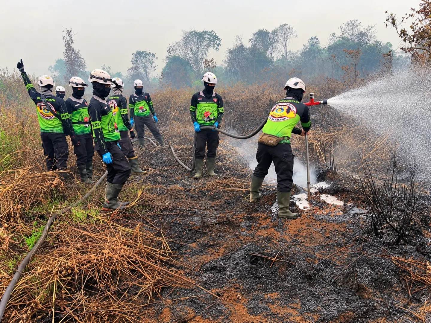 Police Works Hand in Hand to Extinguish Wildfire in Kubu Raya
