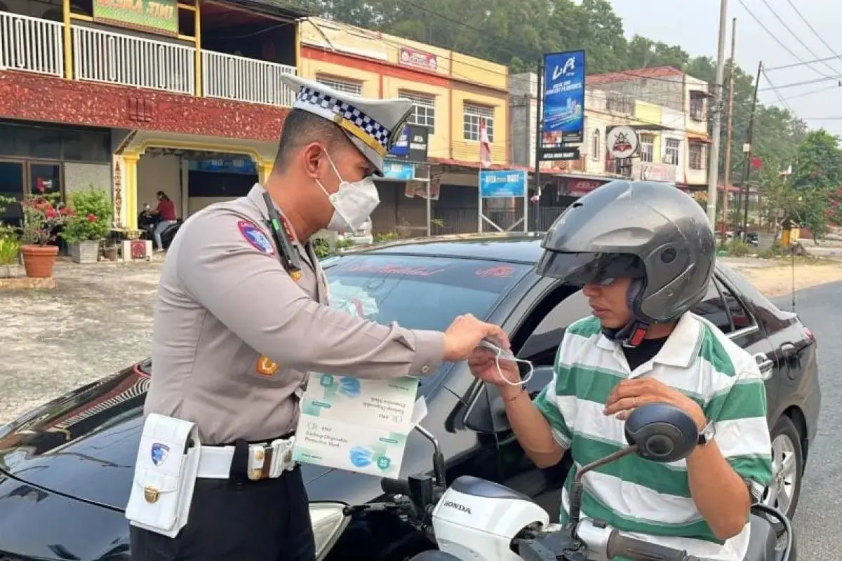 Bintan Police Distribute 1,000 Face Masks Amid Haze in Riau Islands