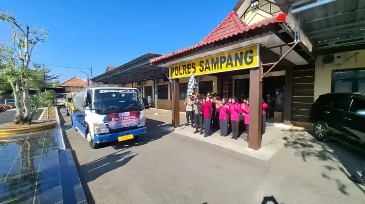 Sampang Police Deploy 40 Water Tankers to Aid Drought-Affected Residents