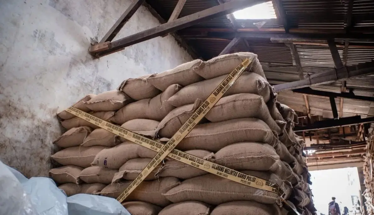 metro-jaya-police-intercepts-498-tons-of-illegal-indian-peanuts-in-jakarta