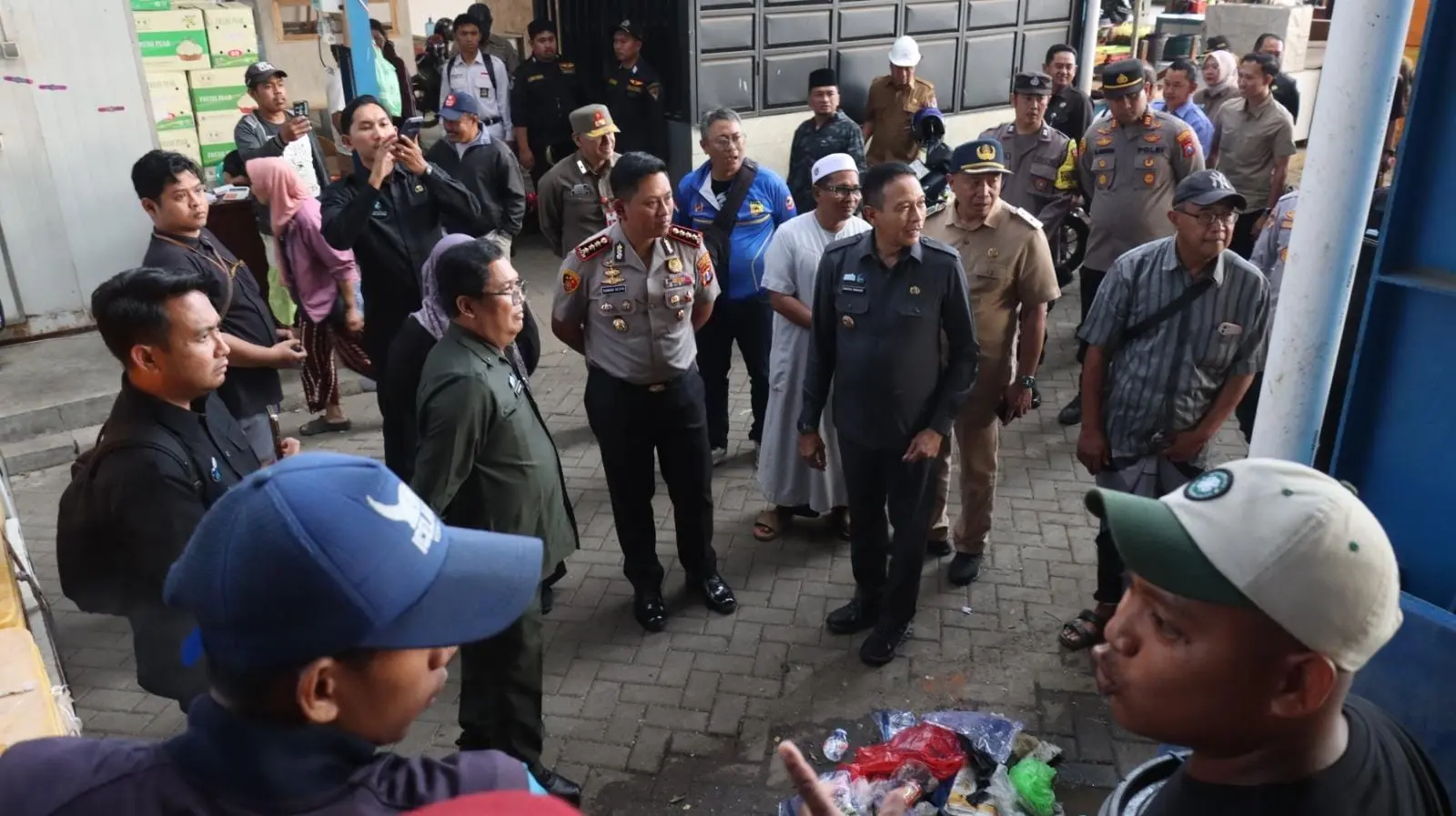 Police Deployed to Assure Smooth Relocation of Vendors in Gading Main Market, Malang City