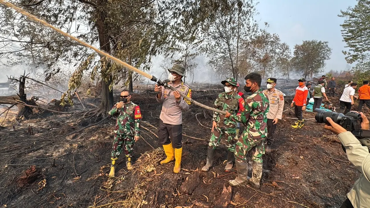 jambi-police-and-local-leaders-test-peatland-fire-suppression-in-londerang