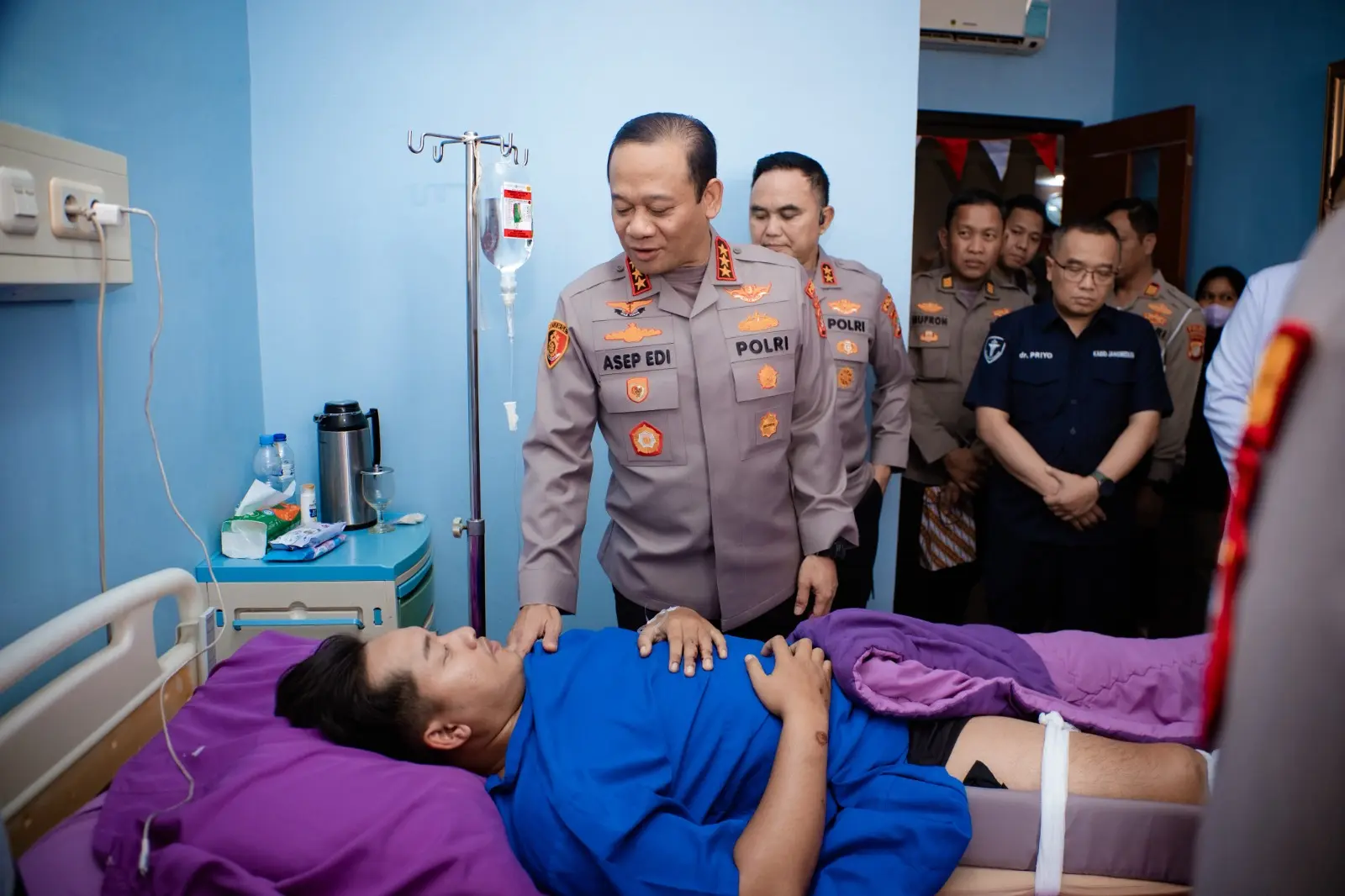 Metro Jaya Police Chief Visits Three Officers Injured in Line of Duty