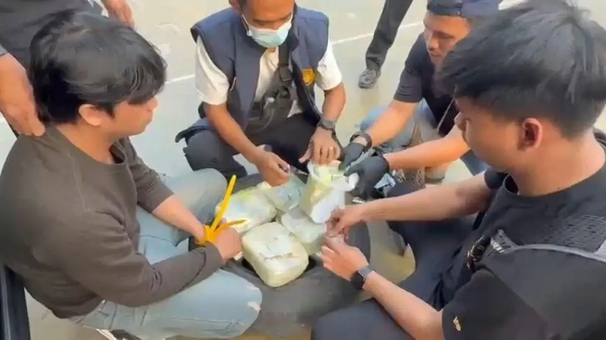 hidden-in-a-car-spare-tire-police-seized-a-total-of-54-kg-of-meth-worth-idr-97525-million