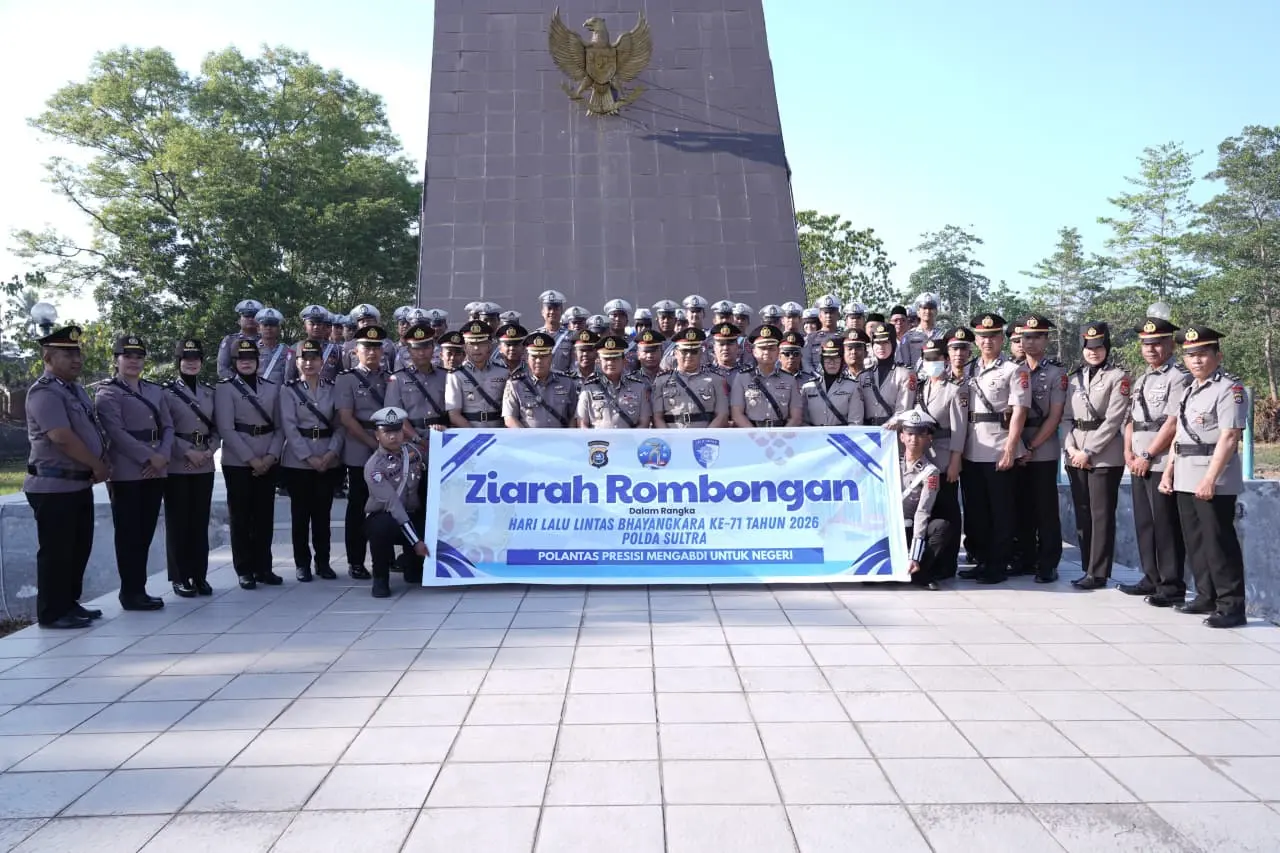 Southeast Sulawesi Police Traffic Directorate Honors Heroes at Watubangga Cemetery