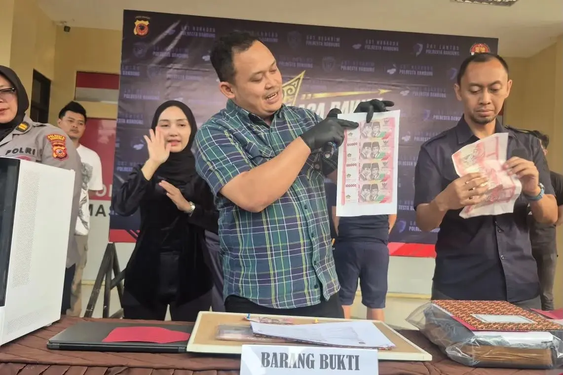 police-bust-a-house-producing-forged-idr-100000-bill