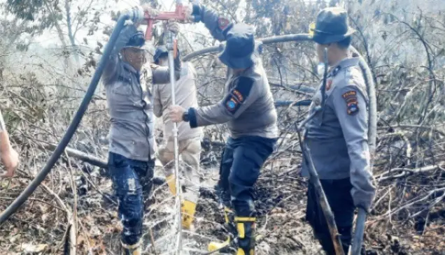 south-kalimantan-police-extinguish-peatland-fires-near-syamsudin-noor-airport