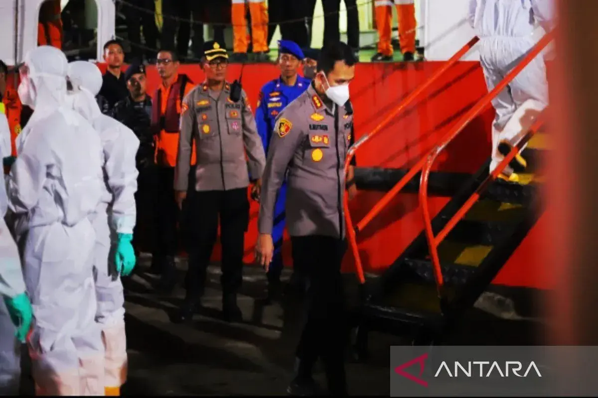 Police Secure the Evacuation Route for the Victims of the KM Virgo 8